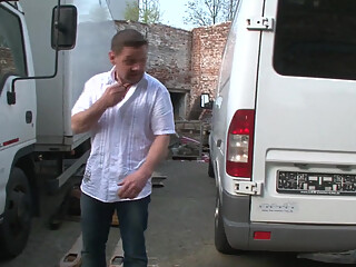 The mature horny lady fucks with the track drive in her car